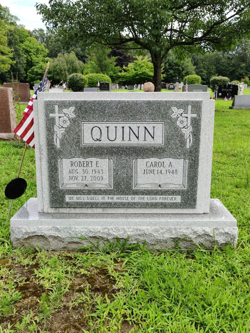 Robert E. Quinn's grave. Photo 1