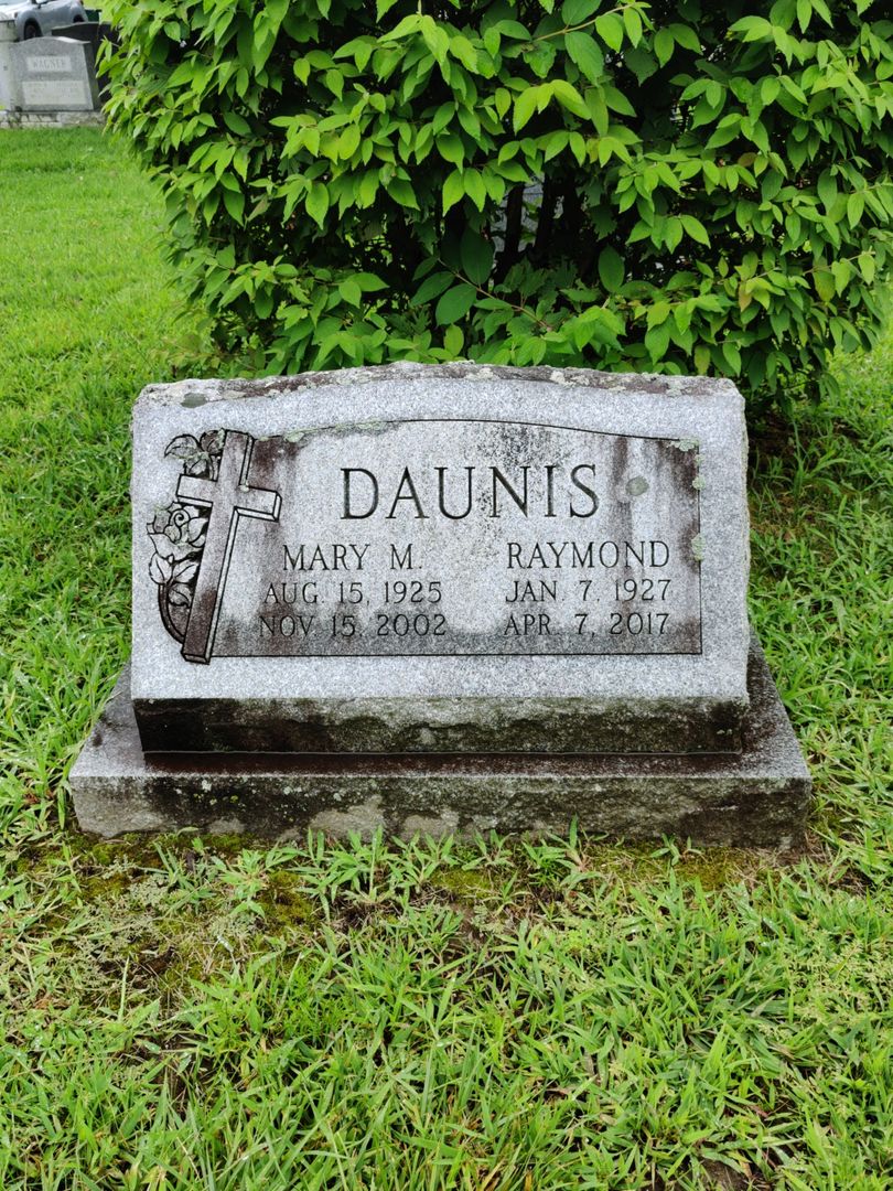 Raymond Daunis's grave. Photo 1