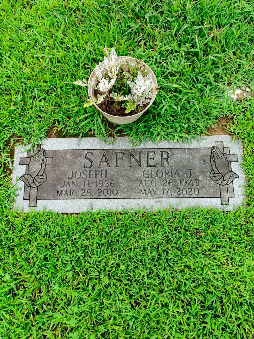 Gloria J. Safner's grave. Photo 1