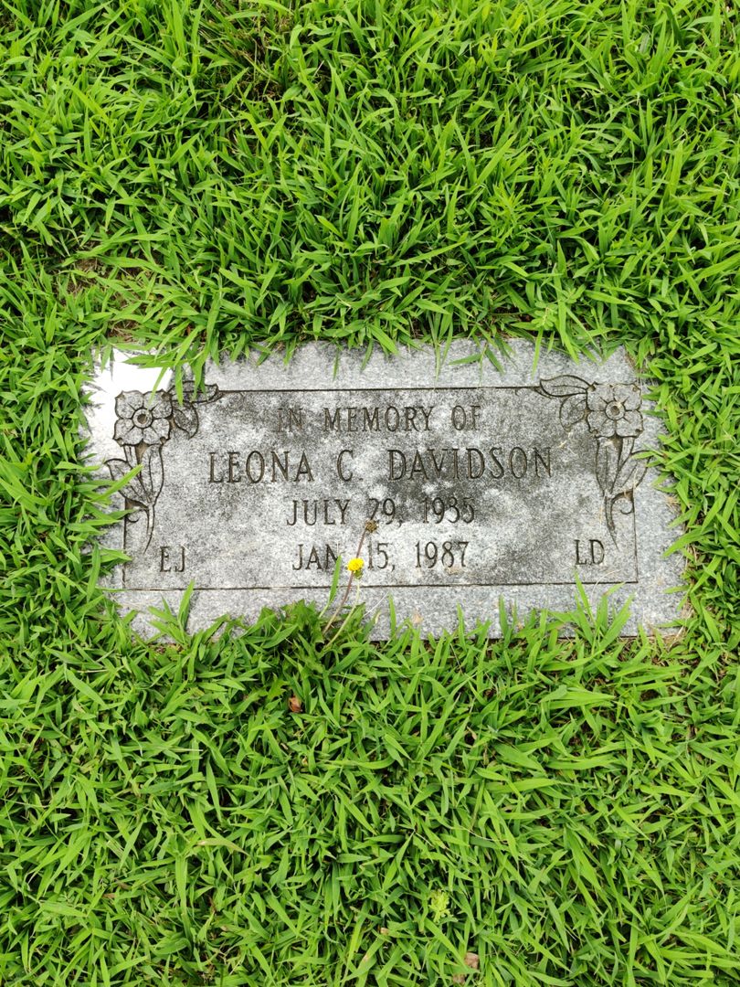 Leona C. Davidson's grave. Photo 1